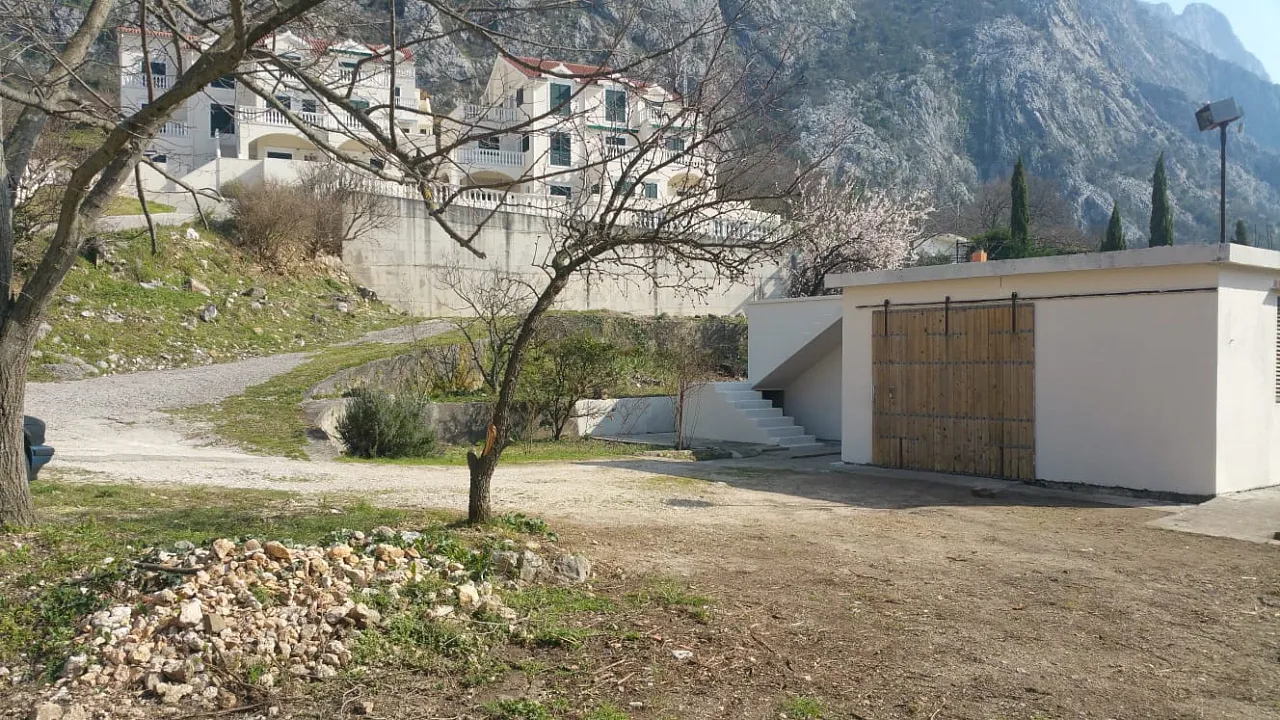 House for sale with a large plot in Dobrota,