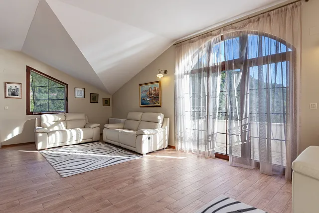 Elegance and serenity in a luxurious villa with natural views. — photo 9
