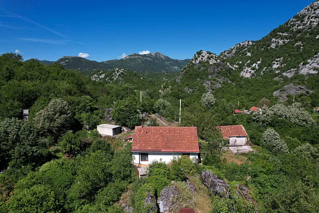 ATTRACTIVE LAND FOR SALE IN CETINJE – 1,000 m² BY THE ROAD — photo 4