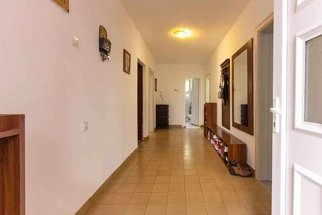 Three-story furnished house in Sutomore — photo 16