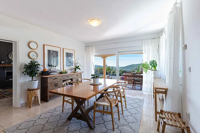 Family Home with Panoramic Nature Views — photo 11