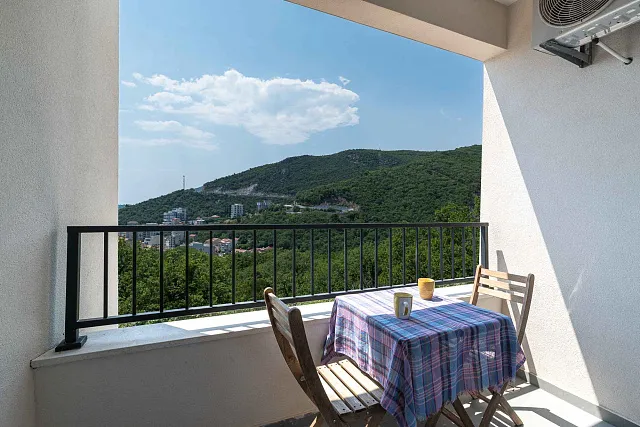 Furnished one bedroom apartment with a sea view and garage space in a new building — photo 7