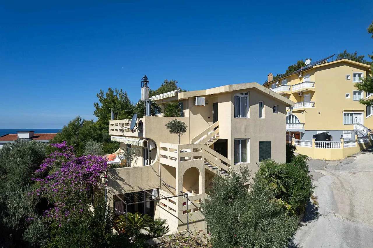 Villa with 3 Separate Apartments – Ideal Investment Opportunity for a Mini-Hotel