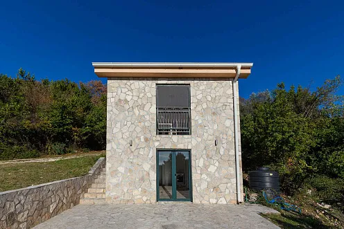 57 m² house with one bedroom, two floors, and a beautiful plot with sea views in Mrčevac. — photo 2
