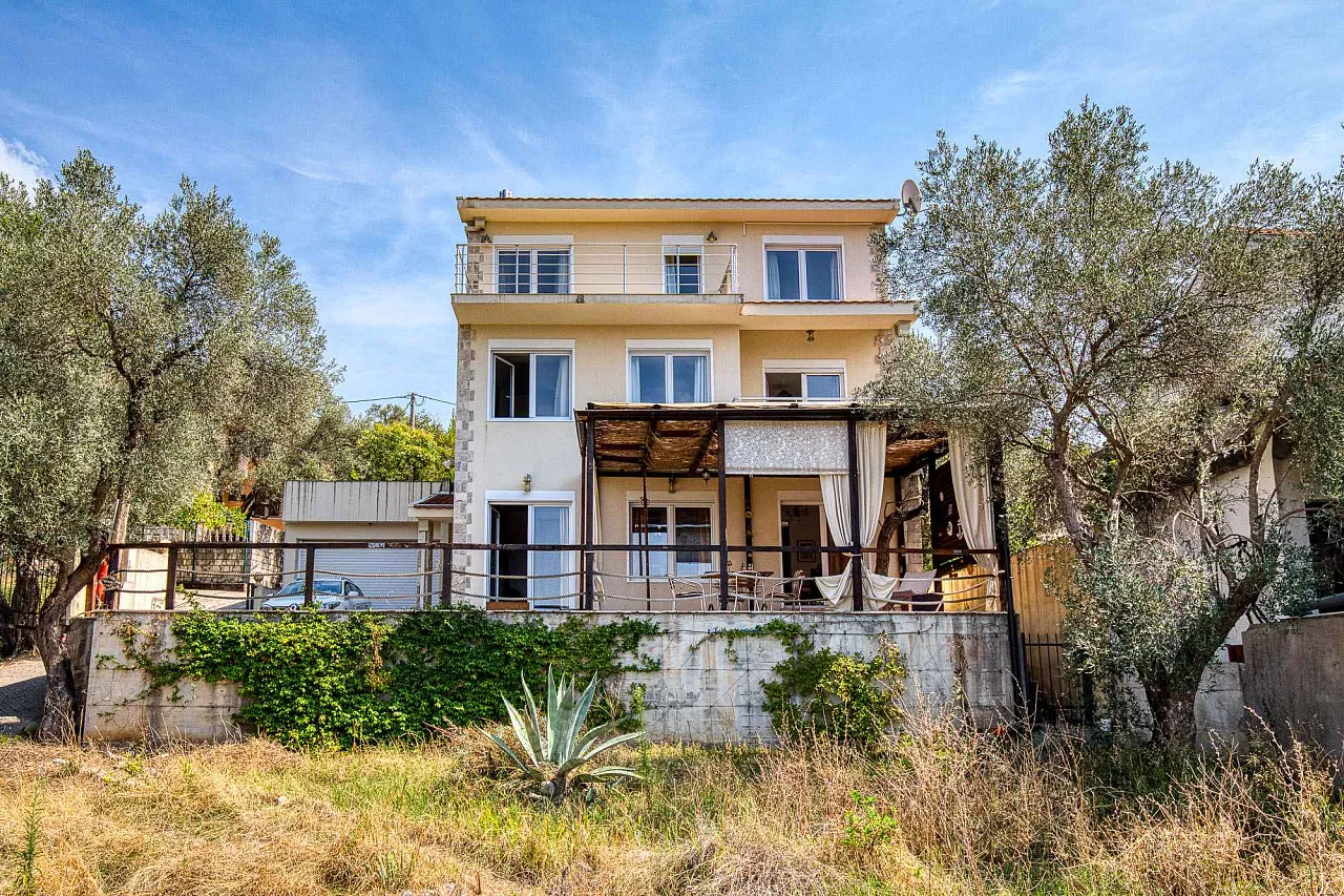 Элегантный дом с потрясающим видом на Бока-Которский залив в Herceg Novi