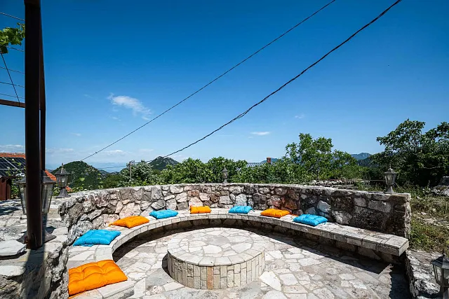 Exclusive Modern House with Authentic Character, Wine Cellar and Panoramic Views — photo 12