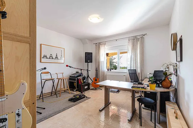 Family Home with Panoramic Nature Views — photo 34