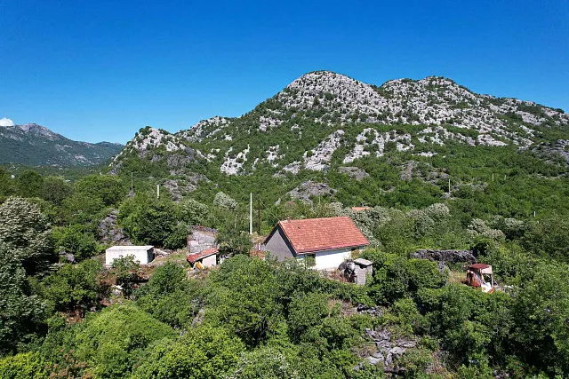 ATTRACTIVE LAND FOR SALE IN CETINJE – 1,000 m² BY THE ROAD — photo 5