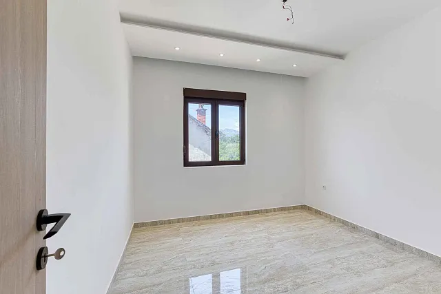 Renovated apartment in Tivat, 78 m² — photo 11