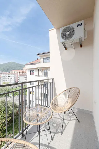 Sunny one-bedroom apartment of 42 m² in Budva, close to the sea. — photo 9