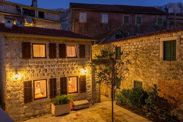 Two houses with restaurant on the front line — photo 5