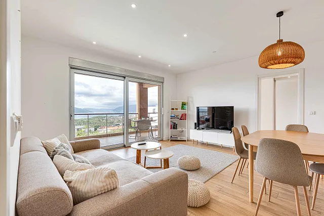 LUXURY THREE-BEDROOM APARTMENT WITH BREATHTAKING SEA VIEWS