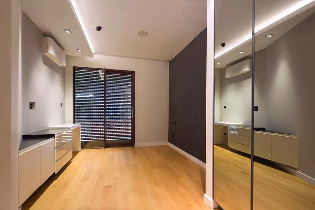 Luxurious two-bedroom apartment with designer interiors in the center of Budva — photo 7