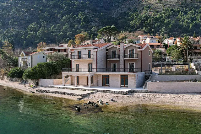 A luxurious three-story villa on the first sea line in  Kotor — photo 71