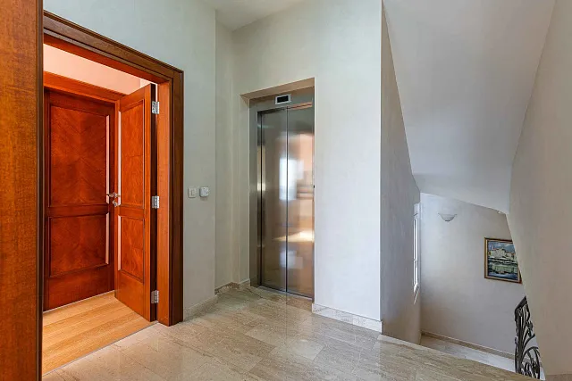 Elegance and serenity in a luxurious villa with natural views. — photo 8