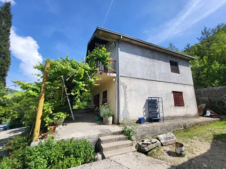 House in a quiet location with a huge plot