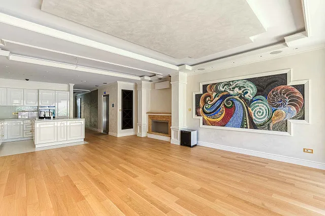 Luxurious One-Bedroom Apartment with Designer Interior — photo 13