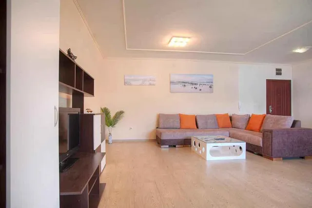 Spacious one-bedroom apartment in Budva with sea view — photo 5