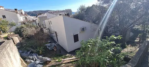  Kuća u Dubovici, Budva – 43 m² sa UTU uslovima i građevinskom dozvolom za objekat od 360 m²