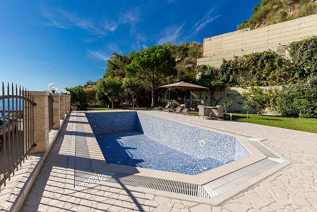 Elegance and serenity in a luxurious villa with natural views. — photo 15