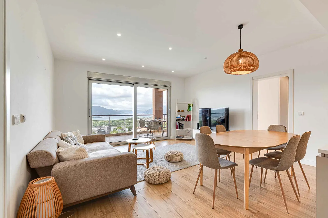 LUXURY THREE-BEDROOM APARTMENT WITH BREATHTAKING SEA VIEWS