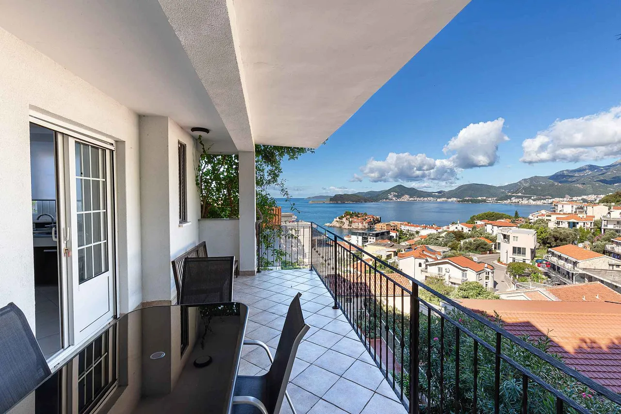 Apartment for sale overlooking the island of Sveti Stefan