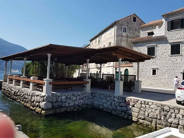 Two houses with restaurant on the front line — photo 10