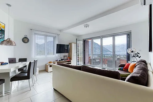 Modern One-Bedroom Apartment with Sea & Mountain Views — photo 3