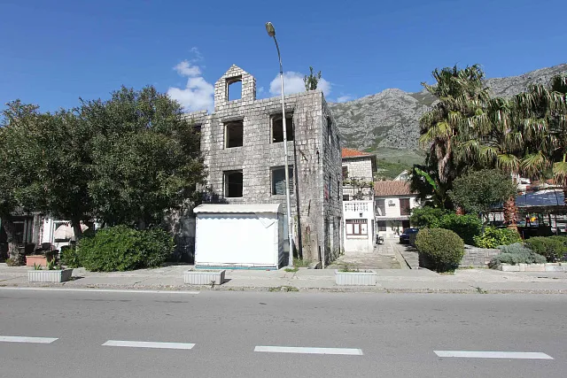 Ruin house in Risan at seafront — photo 9