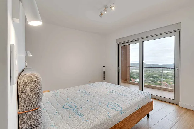 LUXURY THREE-BEDROOM APARTMENT WITH BREATHTAKING SEA VIEWS — photo 9