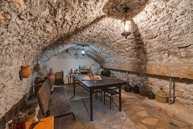 Exclusive Modern House with Authentic Character, Wine Cellar and Panoramic Views — photo 11