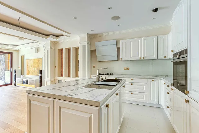 Luxurious One-Bedroom Apartment with Designer Interior — photo 16