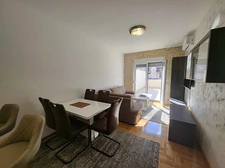 Apartment with spacious terrace in the center of Budva