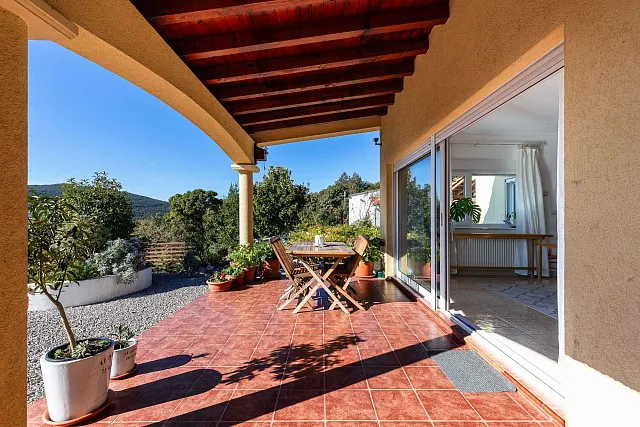 Family Home with Panoramic Nature Views — photo 5