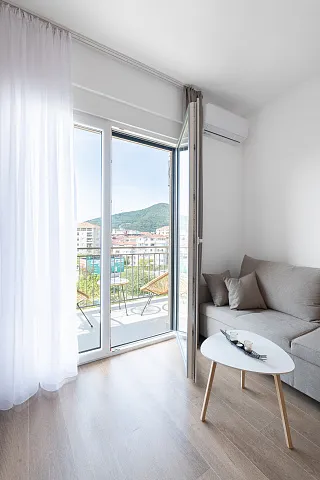Sunny one-bedroom apartment of 42 m² in Budva, close to the sea. — photo 8