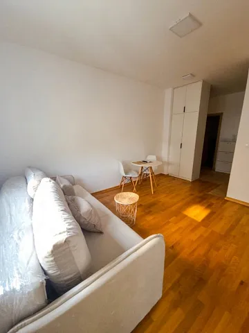 STUDIO WITH EXCELLENT POTENTIAL FOR LIVING AND INVESTMENT