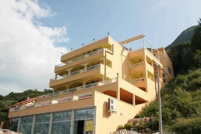 Hotel on the front line in Stoliv — photo 6