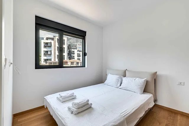 Furnished one bedroom apartment with a sea view and garage space in a new building — photo 16