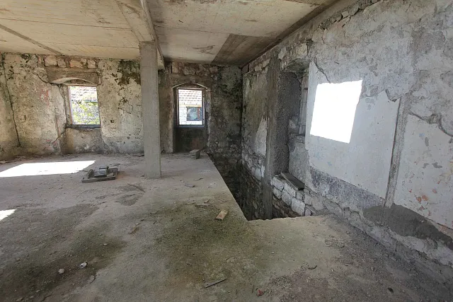 Ruin house in Risan at seafront — photo 6