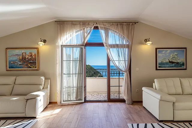 Elegance and serenity in a luxurious villa with natural views. — photo 11