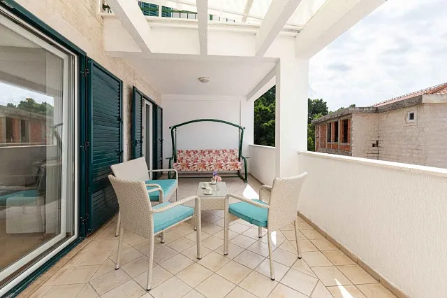 Spacious duplex apartment with sea view in Sveti Stefan — photo 12