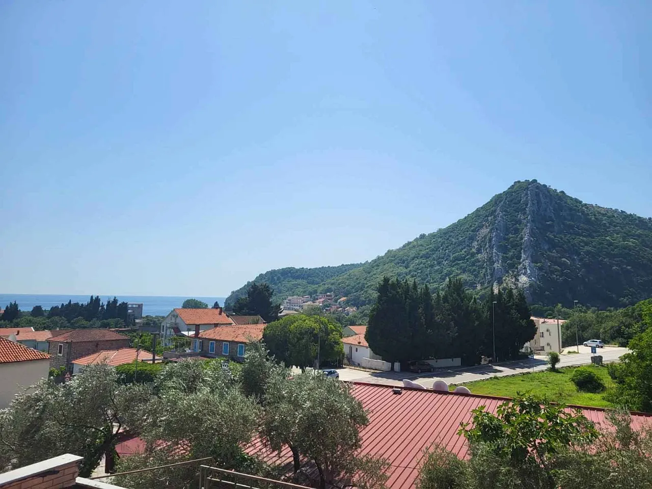 Hotel with 16 apartments in Buljarica