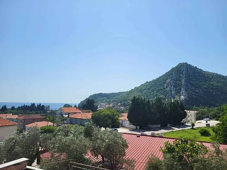 Hotel with 16 apartments in Buljarica