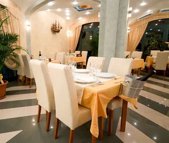 2317 Herceg Novi Biela Hotel 19+6r 790+433m2 — photo 2
