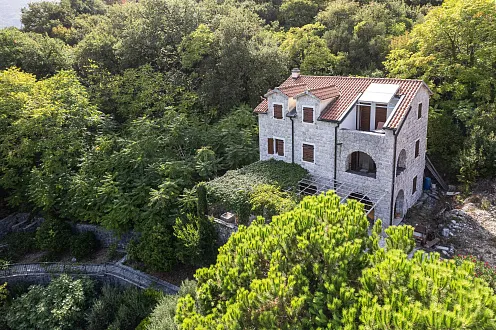 BEAUTIFUL STONE HOUSE IN LIPCI – AN AUTHENTIC HOME IN THE BAY OF KOTOR