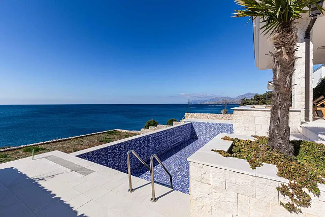 Exclusive Seafront Villa — photo 18