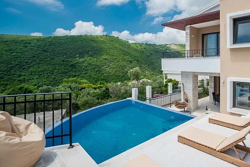 Villa with pool in Ivanovici in Budva