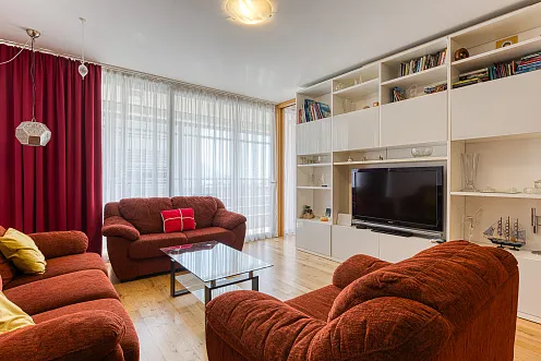 Modern, Comfortable, and Fully Equipped One-Bedroom Apartment Near the Beach — photo 2