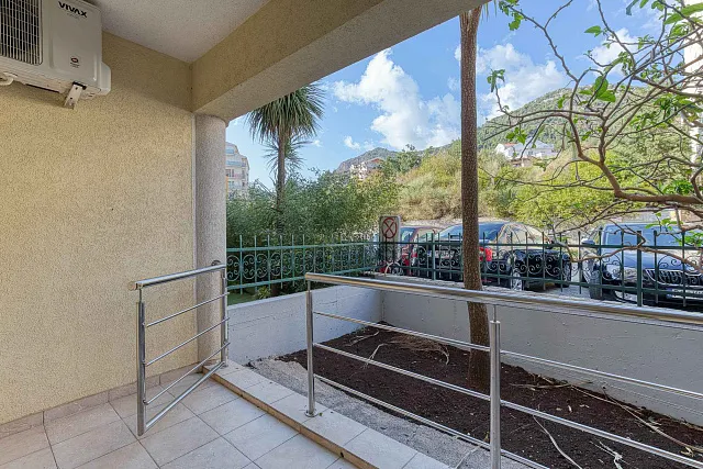 FOR SALE: SPACIOUS, FULLY FURNISHED APARTMENT IN BUDVA WITH GARAGE — photo 27