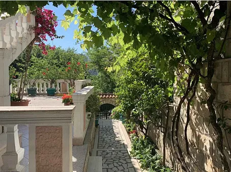 Villa-Hotel near the sea in Becici — photo 2